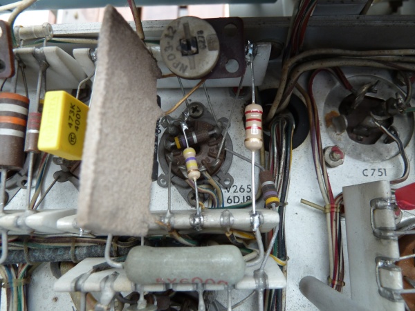 Two new resistors
replace the ones that where out of tolerances